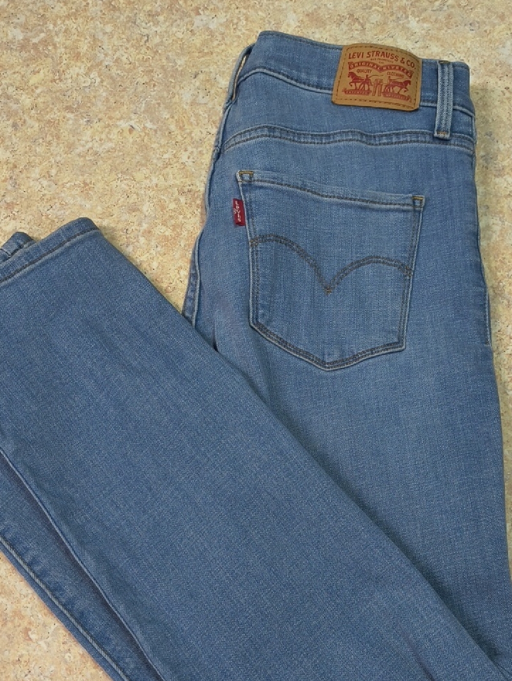 Levi's Woman's Light Wash Blue Straight-Leg Denim Jeans Size 27 GUC.